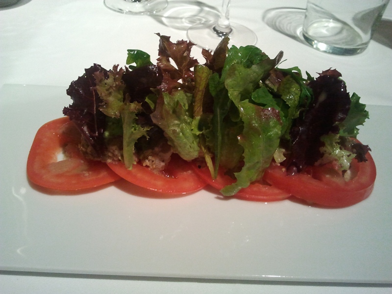 Restaurante Iriarte Jauregia ensalada de tomate con Tataki